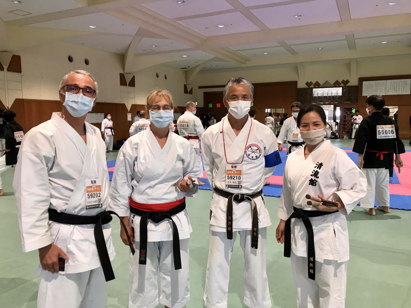 Adultes 2 Sai - Stef, Muriel, Yara et Lisa avant le 8ème de finale - Okinawa karate world championships 2022